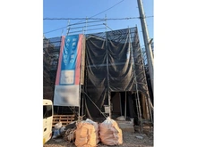 【東京都/武蔵村山市中原】「グレイドルガーデン武蔵村山市中原第8」　12号棟 建築中の外観：全24区画　「12号棟」写真中央