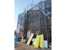 【東京都/武蔵村山市中原】「グレイドルガーデン武蔵村山市中原第8」　16号棟 建築中の外観：全24区画　「16号棟」写真中央