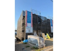 【東京都/武蔵村山市中原】「グレイドルガーデン武蔵村山市中原第8」　16号棟 建築中の外観：全24区画　「16号棟」写真中央