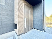 【東京都/立川市柴崎町】立川市柴崎町5丁目　新築戸建　2号棟 玄関