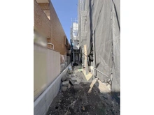 【東京都/大田区南雪谷】大田区南雪谷3丁目　新築戸建て　1号棟 建築中の外観：全2棟／通路奥の建物