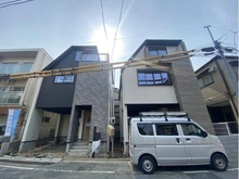 【東京都/北区浮間】北区浮間三丁目新築戸建て　1号棟 建築中の外観：全2棟
左側が1号棟です。