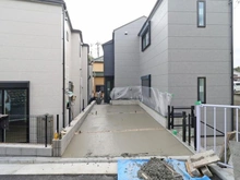 【神奈川県/横浜市中区簑沢】中区簑沢B号棟　新築戸建て 建築中の外観：全2棟/右側