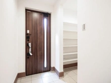 【神奈川県/横浜市磯子区杉田】磯子区杉田6丁目　新築戸建て 玄関：シューズインクローゼット（写真右）