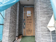 【神奈川県/横浜市南区西中町】南区西中町3丁目 新築戸建て 建築中の外観：玄関