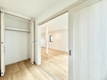 【神奈川県/横浜市金沢区富岡西】金沢区富岡西7丁目　新築戸建て サービスルーム（納戸）：奥：LDK