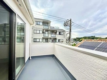【神奈川県/横浜市金沢区富岡西】金沢区富岡西7丁目　新築戸建て バルコニー