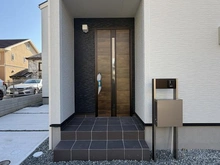 【兵庫県/神戸市中央区熊内町】神戸市中央区熊内町八丁目　2号棟　新築戸建 玄関