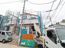 【神奈川県/横浜市港北区大曽根台】港北区大曽根台　新築戸建　2号棟（全2棟） 建築中の外観：中央2号棟（全2棟）