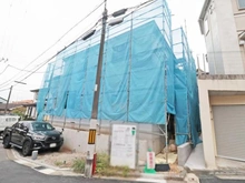 【神奈川県/横浜市港北区大曽根台】港北区大曽根台　新築戸建　2号棟（全2棟） 建築中の外観：中央2号棟（全2棟）