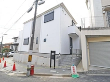 【神奈川県/横浜市港北区大曽根台】港北区大曽根台　新築戸建　2号棟（全2棟） 外観：中央2号棟（全2棟）
※資材の映り込みあり