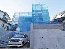 【神奈川県/鎌倉市腰越】鎌倉市腰越1丁目　新築戸建 建築中の外観：中央該当物件
資材の映り込みあり