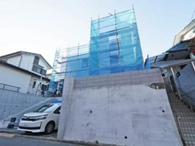 【神奈川県/鎌倉市腰越】鎌倉市腰越1丁目　新築戸建 建築中の外観：中央該当物件
資材の映り込みあり