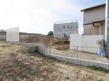 【神奈川県/鎌倉市腰越】鎌倉市腰越1丁目　新築戸建 現地（建築前）：フェンス奥の土地