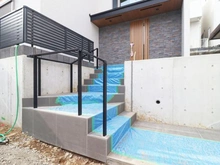 【神奈川県/横浜市緑区いぶき野】緑区いぶき野　新築戸建 アプローチ：※資材の写り込みあり