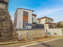 【神奈川県/横浜市緑区いぶき野】緑区いぶき野　新築戸建 建築中の外観：中央該当物件
※資材の写り込みあり