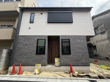 【東京都/江戸川区平井】平井三丁目新築一戸建A棟 建築中の外観：【全2棟／写真中央】
