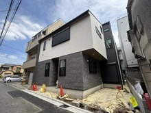 【東京都/江戸川区平井】平井三丁目新築一戸建A棟 建築中の外観：【全2棟／写真中央】

