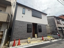 【東京都/江戸川区平井】平井三丁目新築一戸建A棟 建築中の外観：【全2棟／写真中央】

