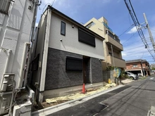【東京都/江戸川区平井】平井三丁目新築一戸建B棟 建築中の外観：【全2棟／写真中央】
