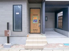 【埼玉県/入間市東藤沢】入間市東藤沢5丁目　2号棟 玄関