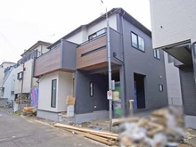 【埼玉県/入間市東藤沢】入間市東藤沢5丁目　4号棟 建築中の外観：全4区画/写真中央
