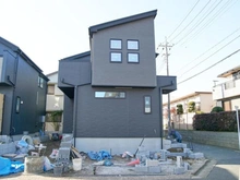 【東京都/東久留米市氷川台】東久留米市氷川台5期　1号棟 建築中の外観：全2棟現場/写真右