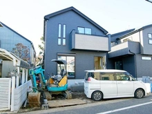 【東京都/東久留米市氷川台】東久留米市氷川台5期　2号棟 建築中の外観：全2棟現場/写真中央