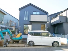 【東京都/東久留米市氷川台】東久留米市氷川台5期　2号棟 建築中の外観：全2棟現場/写真中央