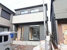 【埼玉県/入間市大字下藤沢】入間市下藤沢23期　1号棟 建築中の外観：全2区画/写真左側