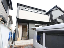 【埼玉県/入間市大字下藤沢】入間市下藤沢23期　1号棟 建築中の外観：全2区画/写真左側