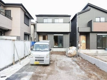 【埼玉県/入間市大字下藤沢】入間市下藤沢23期　1号棟 建築中の外観：全2区画/写真左側