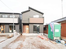 【埼玉県/入間市大字下藤沢】入間市下藤沢23期　2号棟 建築中の外観：全2区画/写真右側