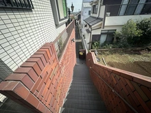 【埼玉県/富士見市大字水子】埼玉県富士見市大字水子923-15　中古戸建て アプローチ
