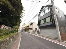 【東京都/北区岸町】北区岸町1丁目 中古一戸建て 前面道路（対象物件：右側）