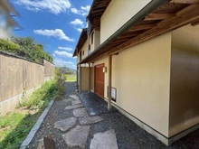 【京都府/京都市右京区嵯峨観空寺久保殿町】京都市右京区嵯峨観空寺久保殿町 中古一戸建て 玄関外