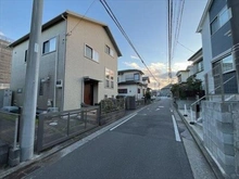 【神奈川県/横浜市瀬谷区宮沢】横浜市瀬谷区宮沢1丁目 中古一戸建て 前面道路（物件・左）