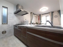 【神奈川県/横浜市保土ケ谷区桜ケ丘】桜ケ丘1丁目一戸建て 食洗器のついたキッチンは対面式の為、ご家族様とのコミュニケーションも取りやすく会話もはずみます