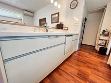 【神奈川県/藤沢市鵠沼松が岡】鵠沼松が岡5丁目中古一戸建て 食器洗浄乾燥機つきで、家事をサポート、キッチン奥にはパントリースペースも