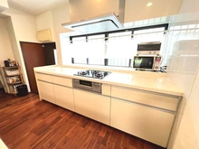 【神奈川県/藤沢市鵠沼松が岡】鵠沼松が岡5丁目中古一戸建て シンクの対面にガスコンロ、作業台を広く使えます