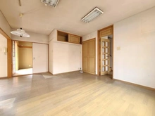 【神奈川県/横浜市栄区公田町】栄区公田町古家付き土地 洋室9.5帖。隣接する洋室との間切りを開放すれば、広々スペースに。