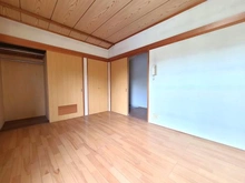 【神奈川県/横浜市栄区公田町】栄区公田町古家付き土地 和室6帖。和室には大きな押入れ付きです。