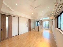 【東京都/杉並区宮前】杉並区宮前2丁目中古戸建 約18.7帖の開放的なLDKにロフトを備えたゆとりある空間。