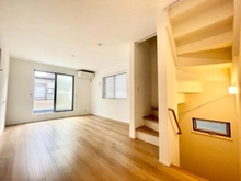 【東京都/目黒区目黒本町】目黒区目黒本町2丁目 中古一戸建て 広々として陽当たりの良いリビング