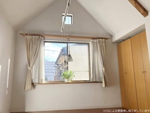 【東京都/品川区戸越】戸越3丁目一戸建て 【事務室】窓から明るい光が差し込み、心地の良いお部屋です♪