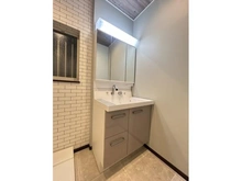 【大阪府/大阪市都島区御幸町】大阪市都島区御幸町一丁目　中古戸建 洗面化粧台（１F）/三面鏡になっており身支度に必よな収納に便利