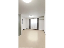 【東京都/大田区西糀谷】西糀谷2丁目一戸建て 【LDK　14.5帖】南向きに大きく開いた窓から明るい陽光が差し込むリビング空間。