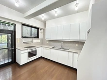 【兵庫県/西宮市甲陽園目神山町】西宮市甲陽園目神山町中古戸建 ゆったりしたコの字型のキッチンスペースです♪