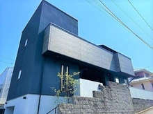 【神奈川県/横浜市青葉区青葉台】横浜市青葉区青葉台1丁目中古戸建 外観:■ネイビーとウッド調のサイディングのスタイリッシュな外観