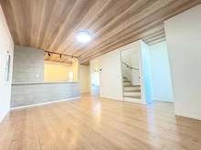 【神奈川県/川崎市川崎区大島】大島1丁目一戸建て ＜2階・リビングダイニングキッチン＞　ご家族の集まるLDKは2階に配置。約16.25帖の広々空間です。